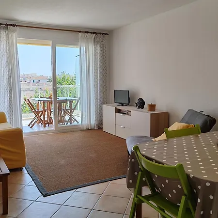 Cozy - 350 From The Sea - And Bright With Balcony - *
